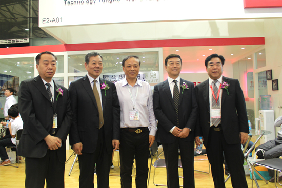 2013上海紡機展行業(yè)領導蒞臨指導并留影